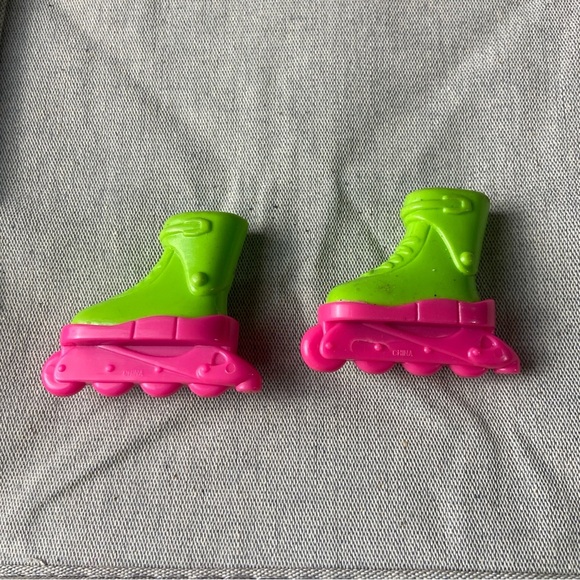 1/6 Scale Doll Shoes GREEN & PINK ROLLER SKATES SHOES for Figure Barbie Jenny - Picture 2 of 5